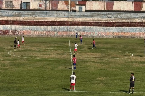 Sem maqueiro, com um gandula e 10 torcedores, Itumbiara vence Rioverdense no JK