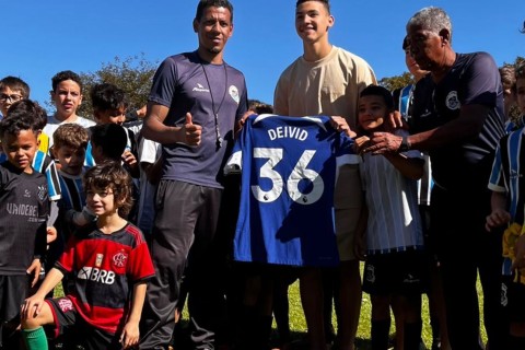 DEIVID WASHINGTON VISITA ESCOLINHA REI PELÉ EM ITUMBIARA
