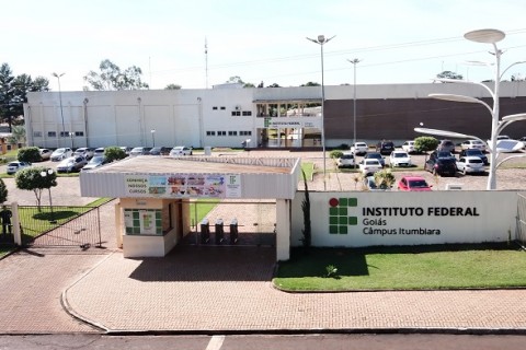 No ensino médio em Itumbiara, rede federal tem nota 5,6 no IDEB 2025 e rede estadual mantém 5,1. Colégio da PM tem a melhor média entre as escolas